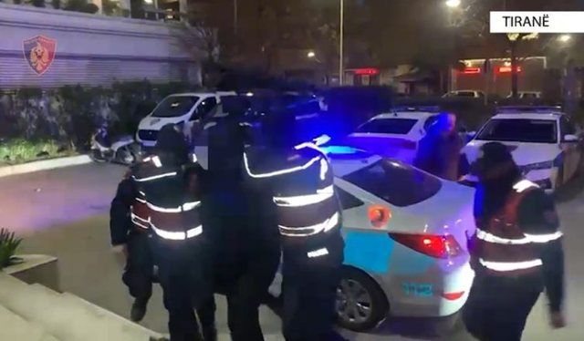 Operacioni/ Me armë zjarri dhe kokainë me vete, arrestohet