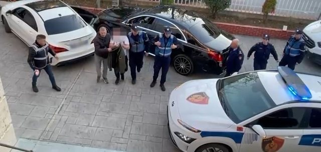Arsyeja mister/ Qarkullonte me armë zjarri në automjet, arrestohet