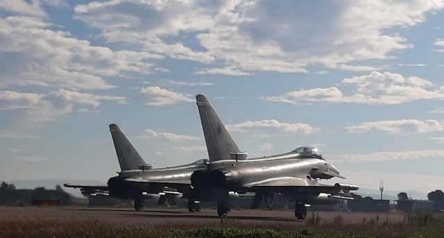 Anije nga deti, avionë nga qielli, njësi ushtarake nga toka/ Nga ulja