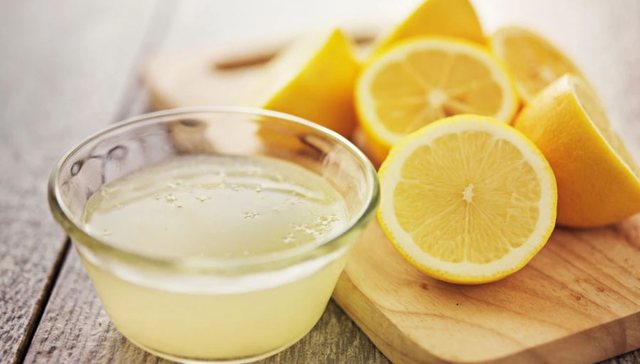 Uji me limon ju ndihmon të humbni peshë, mit apo fakt? Ekspertët