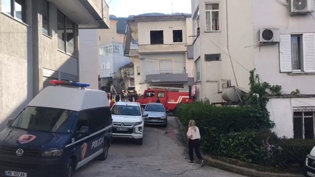 Zjarr në një apartament në Gjirokastër, evakuohen
