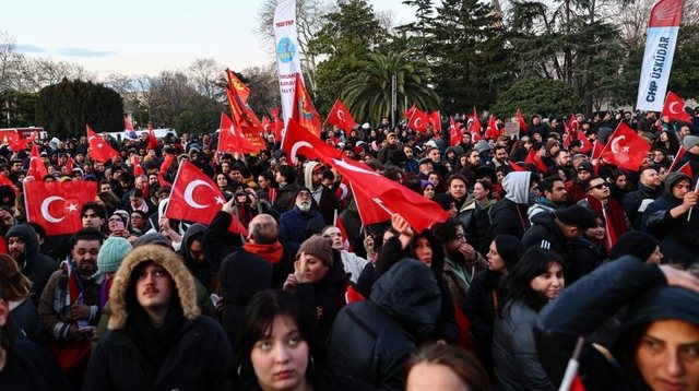 Studentët protestë masive kundër Erdogan në Ankara, policia
