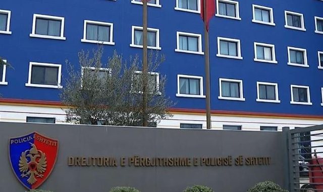 Kufizohet lëvizja e kamionëve, shtohen sportelet në kufi dhe