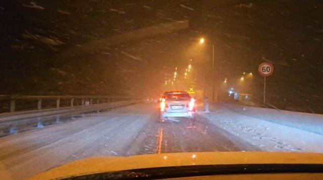 Reshjet vështirësojnë qarkullimin, bllokohet një hyrje te