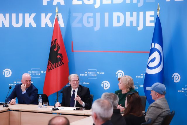 'Meta e Salianji në burg'/ Berisha fton të