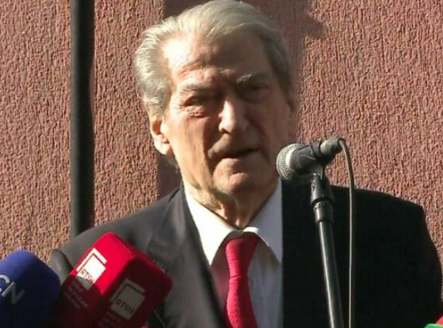 "Vegla të diktaturës"/ Berisha zbaton masën