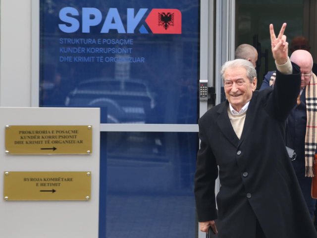 Akuza prokurorëve/ Pas rreth 20 minutash, Berisha del nga SPAK, lexon