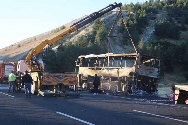 Autobusi p&euml;rplaset dhe shp&euml;rthen n&euml; flak&euml; rrug&euml;s