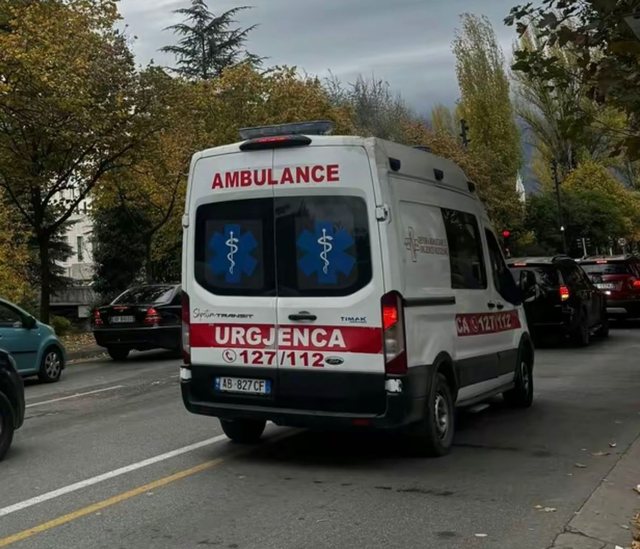 Efektivi i policisë bie nga lartësia e pallatit, niset me