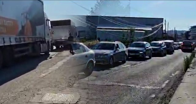 Trafik i rënduar në autostradën Tiranë-Durrës, ja ku