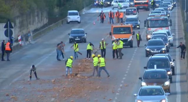 Penalizimi/ Rënia e inerteve nga kamioni bllokoi autostradën