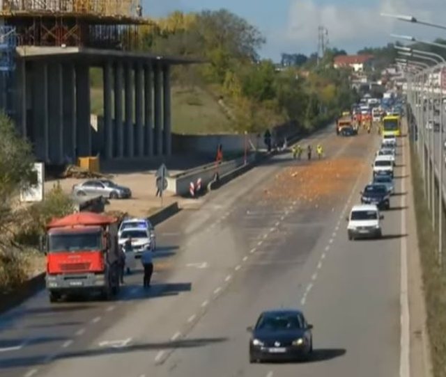 Penalizimi/ Rënia e inerteve nga kamioni bllokoi autostradën