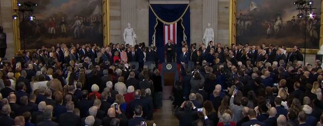 Ceremonia e betimit si president, Donald Trump hyn në sallën Rotunda