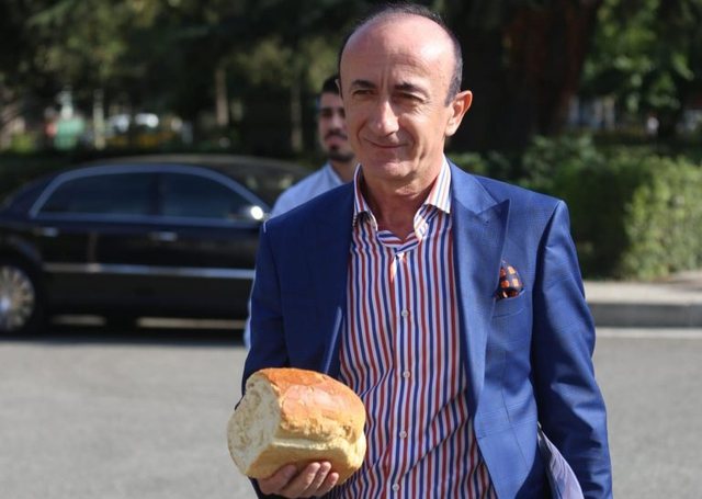 Deputeti Sula “thumbon” PD-në dhe PS-në: Njëra