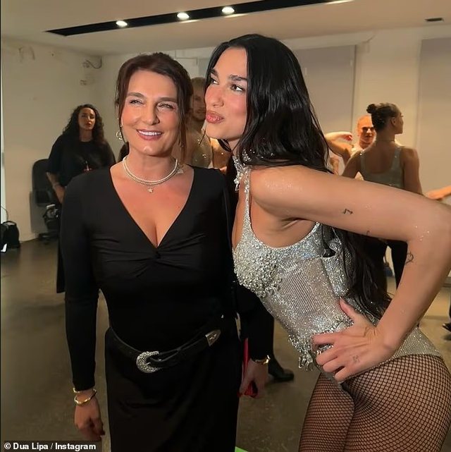 Dua Lipa uron nënën e saj për ditëlindjen me fotografi