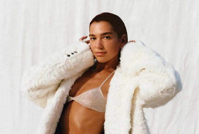 Dua Lipa rrëmben fronin e Taylor Swift, shpallet artistja më e