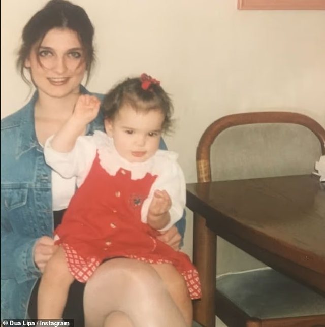 Dua Lipa uron nënën e saj për ditëlindjen me fotografi