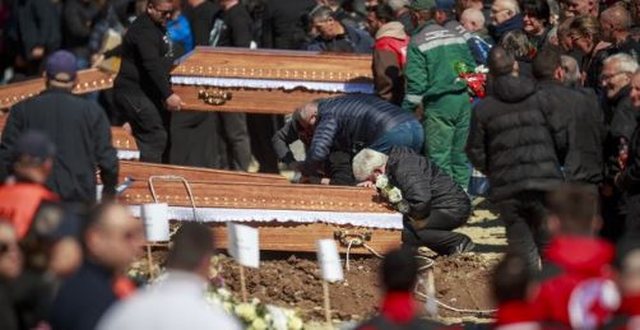 Përcillen mes lotësh 31 viktimat e zjarrit në varrezat e