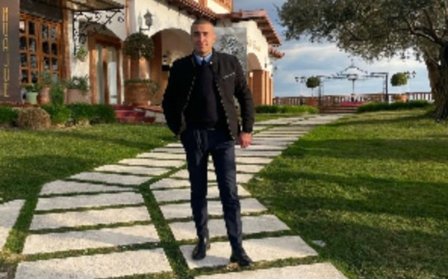 FOTOT/ Hiqej si drejtor policie, si u zbulua 20-vjeçari që u jepte