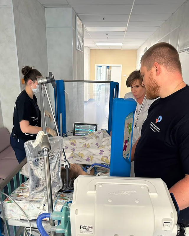 Video tronditëse/ Turisti ngre lart dhe përplas në tokë