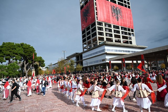 VIDEO/ Kryeministri Rama shpërndan pamje nga festimet e