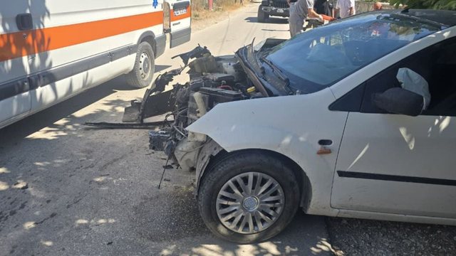 Makina humb kontrollin dhe godet murin rrethues, dy të plagosur nga