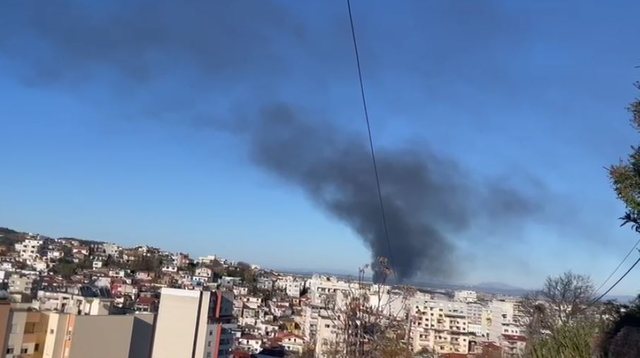 Zjarr në Durrës, shkrumbohen tre autobusë, forcat