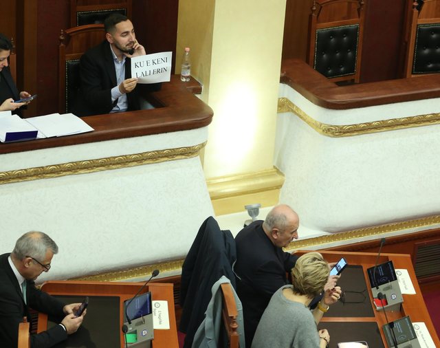 FOTOLAJM/ “Ku e keni lali Erin?”, opozita ironizon në Kuvend
