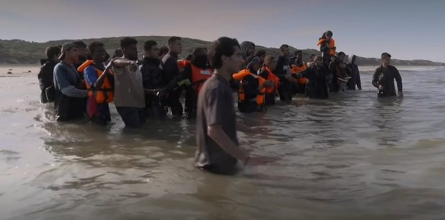 VIDEO/ Skena dramatike, policia franceze shkatërron me thika gomonen plot
