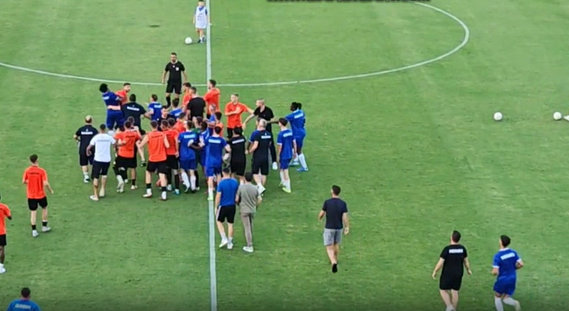 VIDEO/ Miqësorja mes Elbasanit dhe Pogradecit përfundon me grushte,