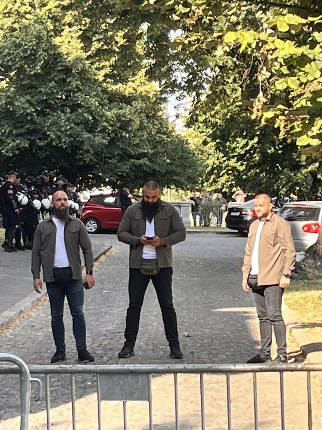 Opozita serbe publikon pamjet, pjesëmarrësit në sulmin terrorist
