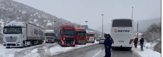 Ngricat dhe bora/ Pas orëve të gjata pritjeje në Kapshticë,