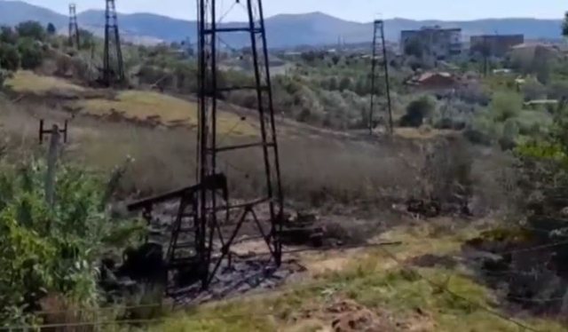 Zjarr në Kuçovë, rrezikohen 5 puse nafte dhe banesat