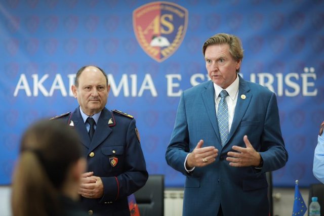 Ambasada e SHBA: Policia shqiptare po forcon aftësitë kundër