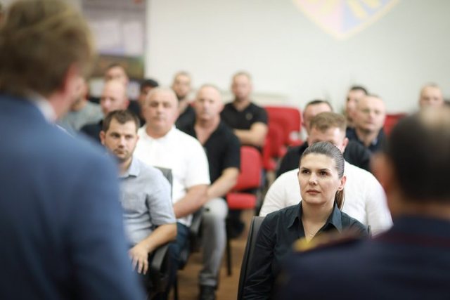 Ambasada e SHBA: Policia shqiptare po forcon aftësitë kundër