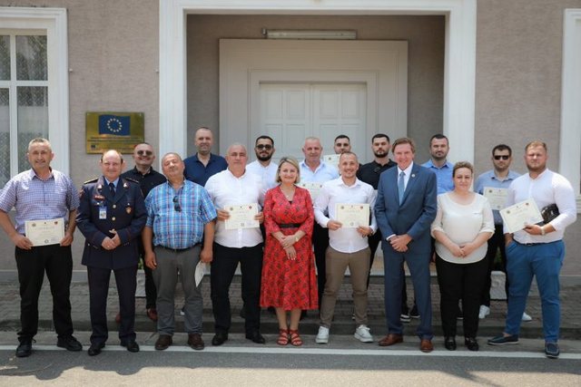 Ambasada e SHBA: Policia shqiptare po forcon aftësitë kundër