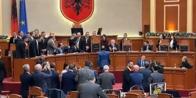 Kuvendi/ Nis me tensione seanca, deputetët e PD ulen në karriget e