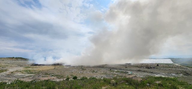 VIDEO+FOTO/ Zjarri në Landfillin e Bushatit vijon të mbahet nën