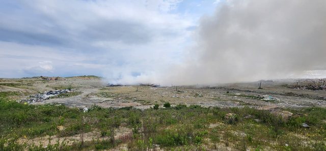 VIDEO+FOTO/ Zjarri në Landfillin e Bushatit vijon të mbahet nën