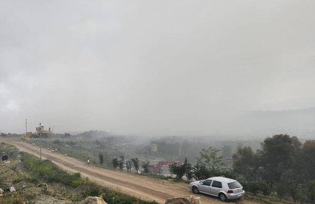 VIDEO+FOTO/ Zjarri në Landfillin e Bushatit vijon të mbahet nën