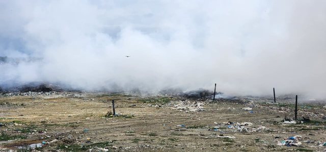 VIDEO+FOTO/ Zjarri në Landfillin e Bushatit vijon të mbahet nën