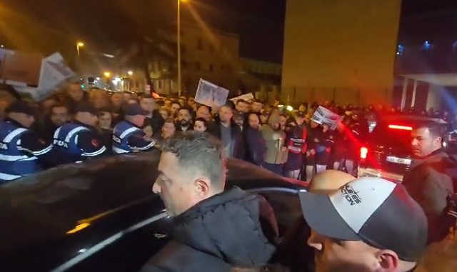 Veliaj u la në burg! Mbështetësit bllokojnë hyrjen e GJKKO: