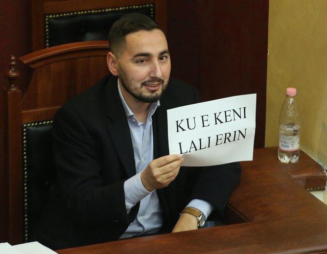 FOTOLAJM/ “Ku e keni lali Erin?”, opozita ironizon në Kuvend