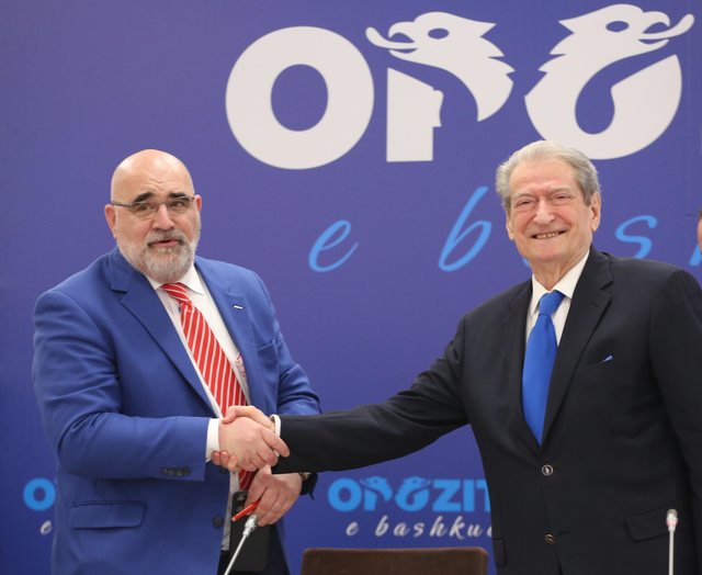 '11 maji'/ Strategu i Trump krah Berishës në fushatën