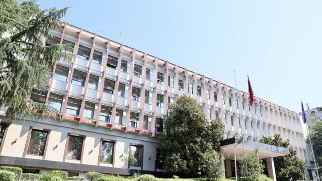 "Akt i turpsh&euml;m"/ Ministria e Jashtme: Protestues t&euml; maskuar