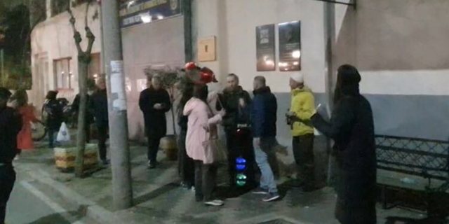 VIDEO/  Festuan me këngën “Ra faja prej fiku” për