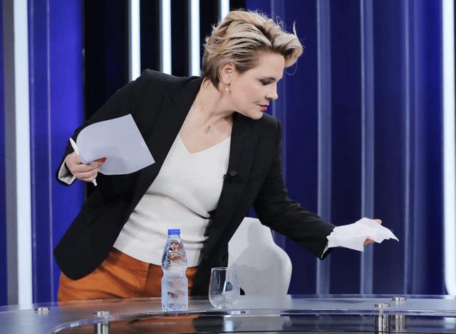FOTO LAJM/ Monika Kryemadhi dezinfekton karrigen ku ishte ulur Basha në