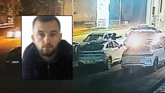 FOTO/ Doli nga makina në mes të rrugës dhe zbrazi armën mbi