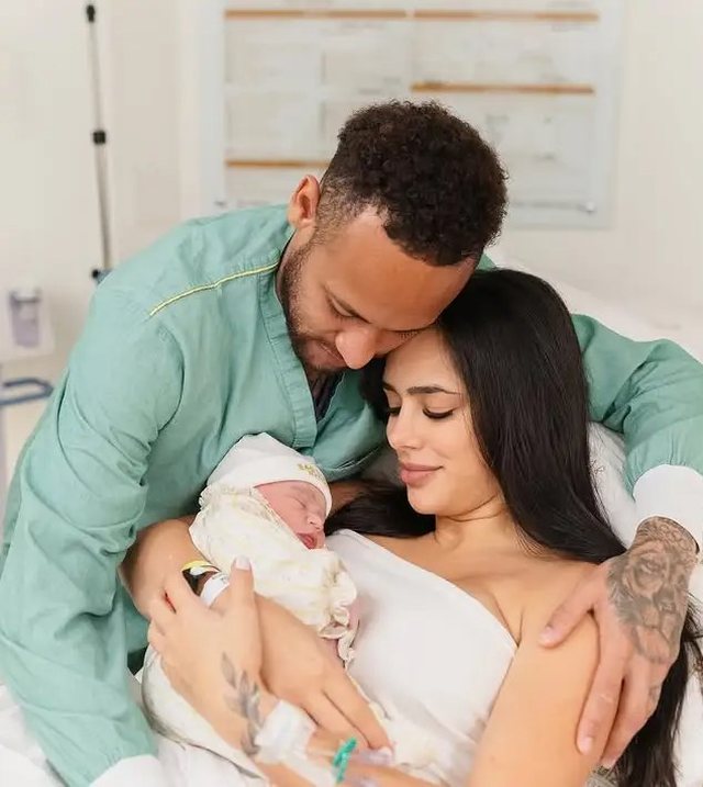 Neymar dhe Bruna Biancardi bëhen sërish prindër, mirëpresin