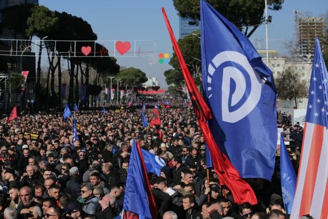 Sot protesta e opozitës/ Policia “blindon” Tiranën, 800
